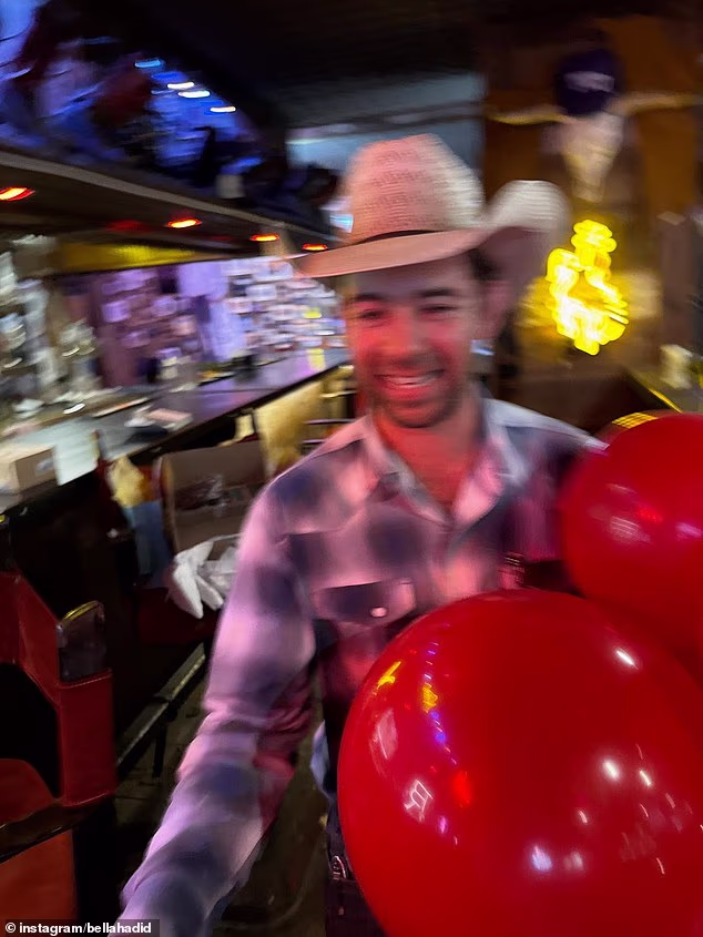 Podijelila je rijedak intiman pogled na svoj život izvan slave, dok je odlazila u Teksas sa svojim dečkom Adanom Banuelosom, 36-godišnjom meksičko-američkom zvijezdom rodea (na slici)