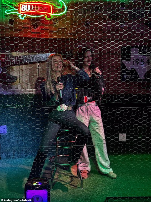 Na drugom mjestu Bella je igrala kaubojski ansambl dok je uživala u karaokama s prijateljicom