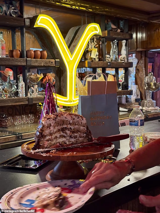 Također je pokazala ukusnu višeslojnu rođendansku tortu i niz vrećica s poklonima dok je sjedila za šankom