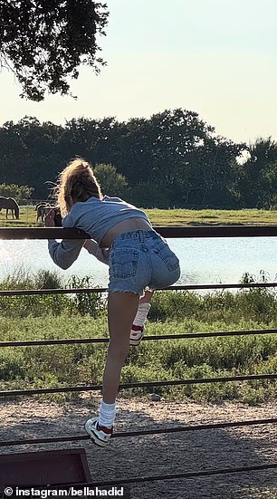 Bella je također viđena kako uživa na otvorenom dok je gledala u jezero