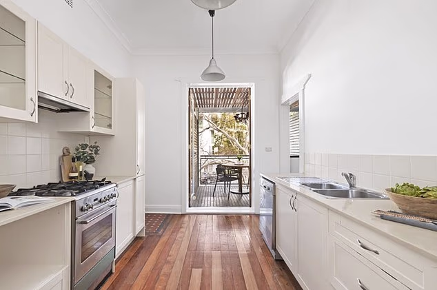 Jedinica 3 imala je sličnu kockastu povijest na tržištu. Nakon što je privukao sjajnih 655.000 dolara na veliki dan The Blocka, 2005. je otišao za nevjerojatnih 555.000 dolara. Na slici: stan kakav se pojavio na oglasima 2021. kada je prodan za 1.765.000 dolara