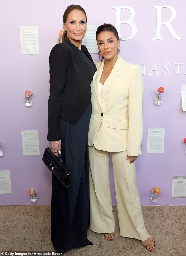 Dok je pozirala za fotografije po dolasku na mjesto događaja, Longoria je viđena kako pozira s još jednim gostom na crvenom tepihu