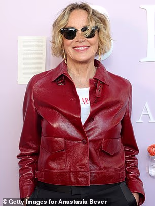 Zvijezda Basic Instincta dodatno je nosila bijelu košulju kao i par crnih štikli sa zatvorenim prstima