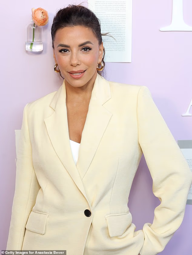 Glumica Devious Maids ispod je dodala bijeli top i obula zlatne štikle otvorenih prstiju