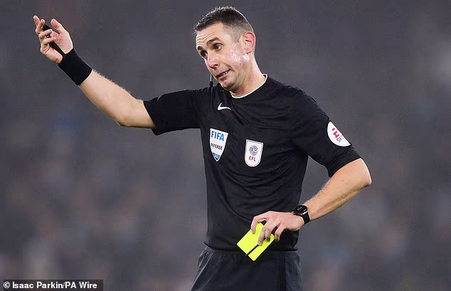 Coote je bio sudac Premier lige šest godina, između 2018. i 2024., ali sada će biti zapamćen isključivo po svojoj sramoti izvan terena