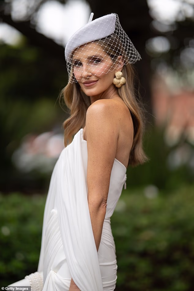 Kate Waterhouse također je okrenula više nego nekoliko glava, stigavši ​​na događaj u vrlo upečatljivom izdanju