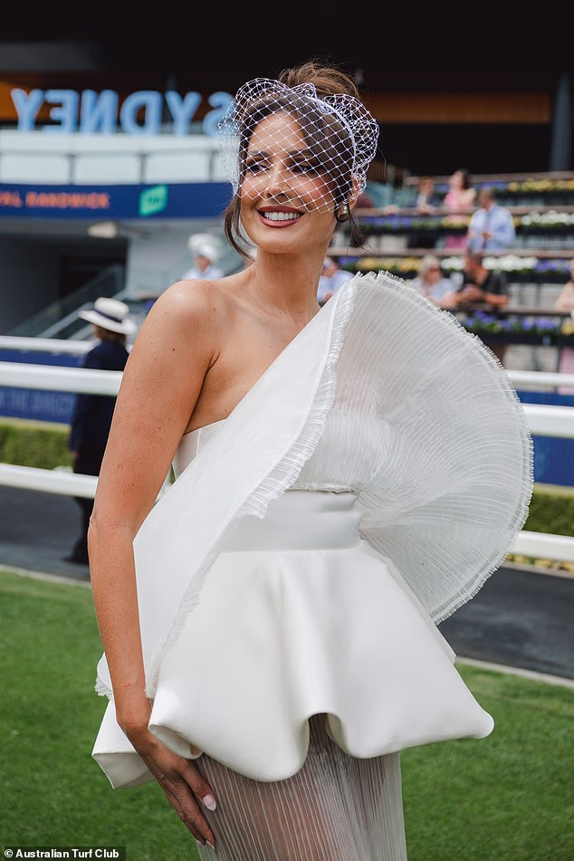 Nosila je i par klasičnih bijelih kožnih štikli, a komplet je završila čipkastom šarom koja joj je prekrivala lice