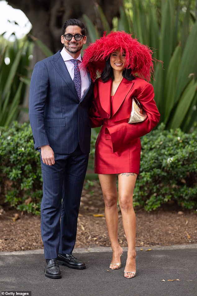 Evelyn, 29, pokazala se prilično dugonogom u lijepoj crvenoj mini haljini bez rukava koja je završavala na njezinom bedru