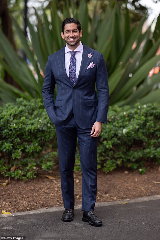 Duncan, 38, u međuvremenu se dotjerao u mornarsko plavo odijelo na pruge koje je nadopunio svijetloružičastim džepnim kockastim kockastim kockama i navlakom slične boje