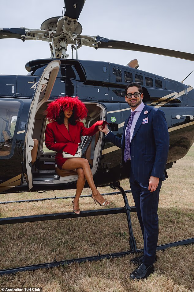 Par je također napravio prilično dramatičan ulazak, stigavši ​​na događaj u helikopteru