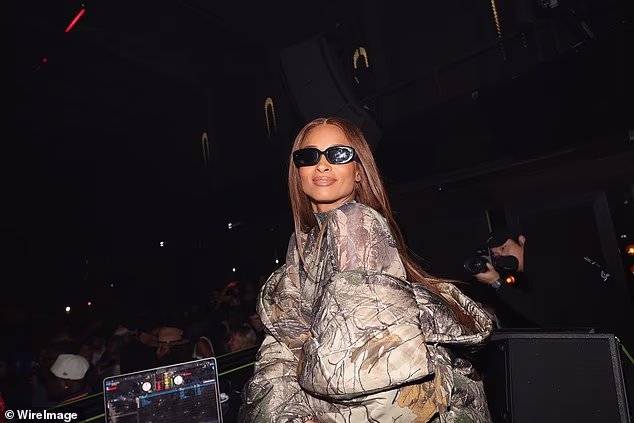 Američka pjevačica pridružila se DJ-u Cassidyju u burnoj noći dok je plesala s prijateljima i partijanerima