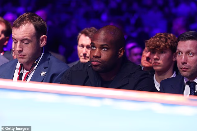 Daniel Dubois primijećen je uz ring kako podržava događaj Queensberry u Londonu
