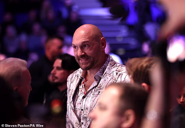 Tyson Fury također je viđen kako sjedi uz ring, podržavajući svog prijatelja Parkera u O2