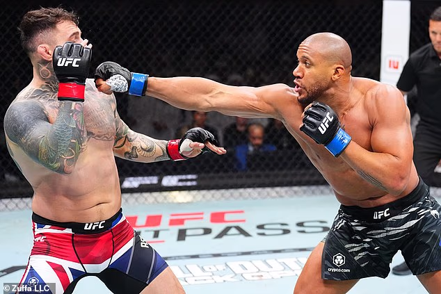 Aspinall je ušao u borbu kao svjetski prvak prvi put nakon umirovljenja Jona Jonesa