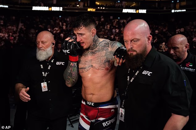 Aspinall je kritizirao prisutne navijače zbog zviždanja nakon njegove prve obrane naslova