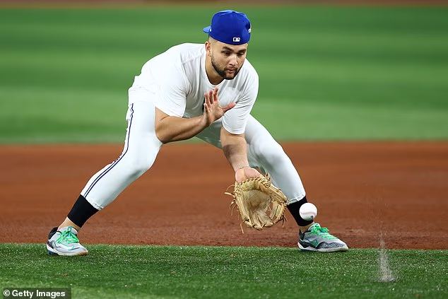 Bo Bichette se zagrijava u drugoj bazi prije nego što igra protiv Los Angeles Dodgersa u 2. utakmici