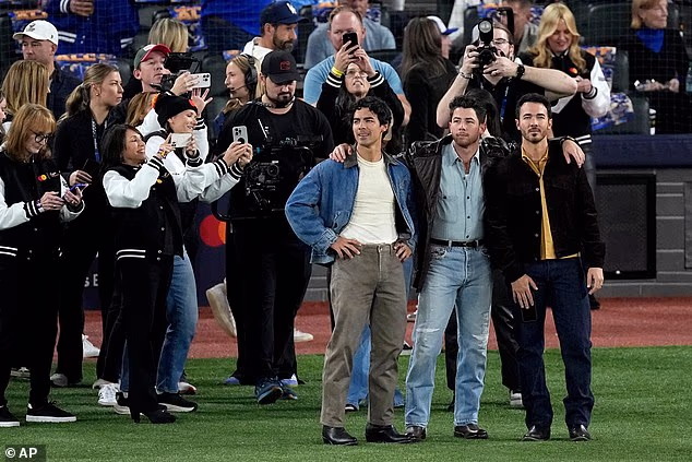 Jonas Brothers stoje na terenu prije druge utakmice u Torontu u subotu navečer