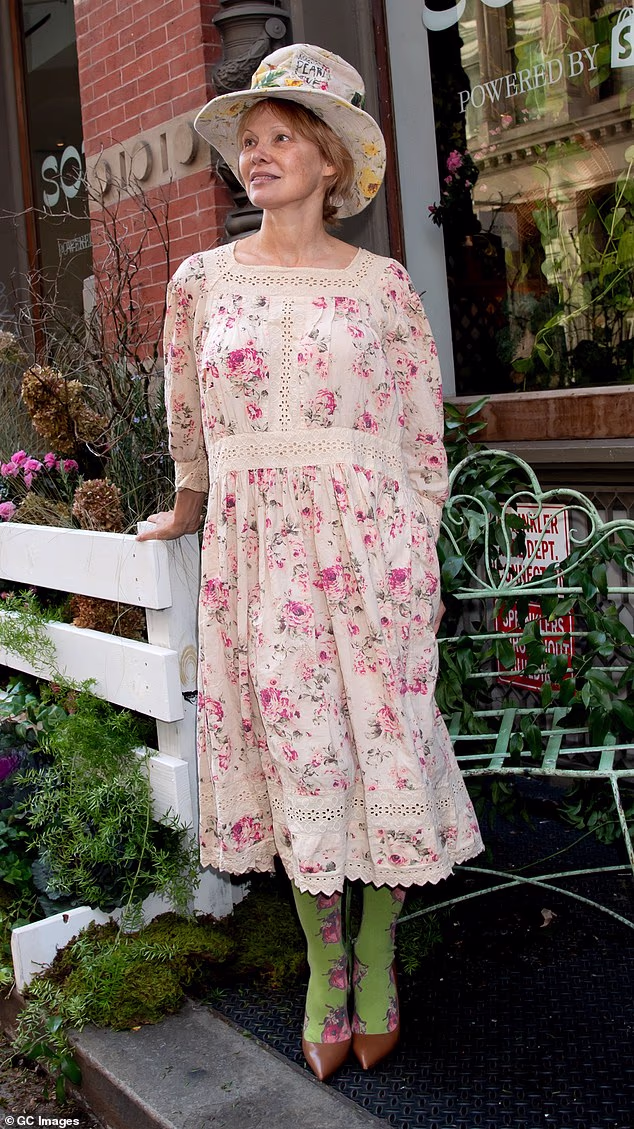 Dodala je usklađene zelene čarape s uzorkom bubamara i visoki cilindar širokog oboda