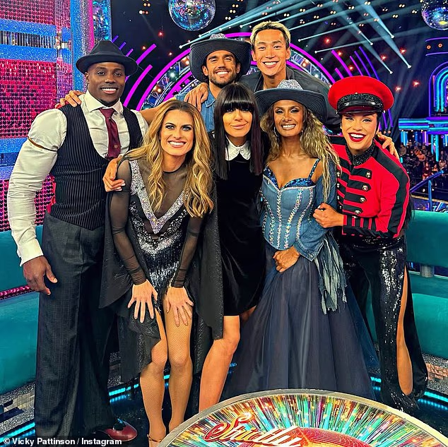 Vicky Pattison (desno) pozirala je s nekim od zvijezda showa nakon pojavljivanja u nedjeljnom nastavku