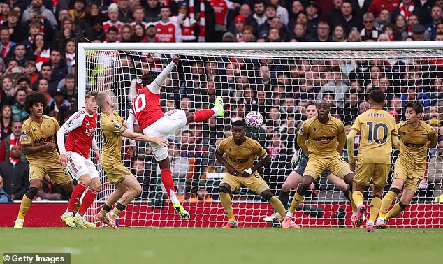 Ezeov pogodak došao je iz drugog seta. Arsenal je dosad postigao devet golova tom metodom