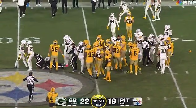 Dvojica sudaca pala su na travnjak nakon pokušaja smirivanja situacije na stadionu Acrisure