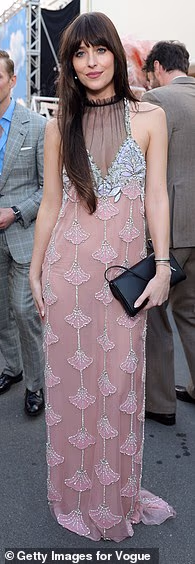 Dakota Johnson (36), Hailey Bieber (28) i Miley Cyrus (32) bile su među brojnim glamuroznim zvijezdama koje su u nedjelju prisustvovale modnoj reviji Vogue World: Hollywood