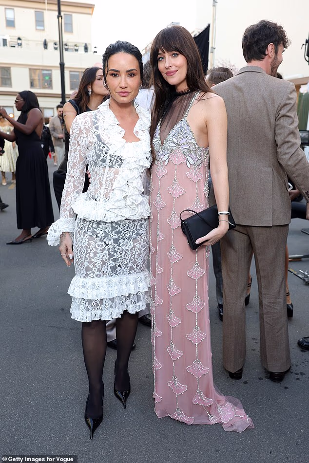 Dakota je pozirala s pjevačicom Demi Lovato (33) koja je izgledala chic u bijeloj čipkastoj haljini s ovratnikom na volane