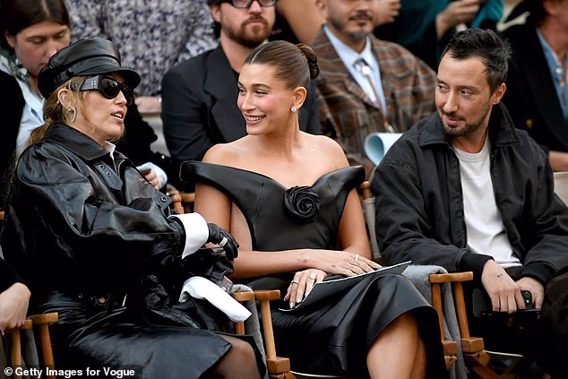 Dame su se tome zajedno nasmijale