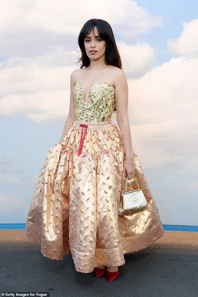 Camila Cabello, 28, napravila je dramatičan ulazak u zlatnom korzetu i svjetlucavoj metalik suknji