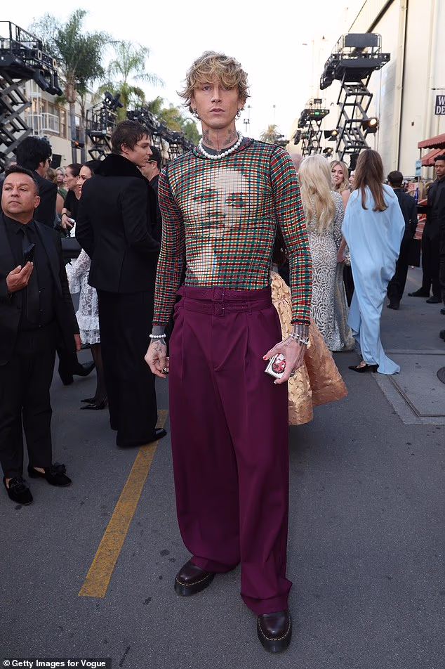 MGK, 35, nosila je šareni top dugih rukava i bordo hlače