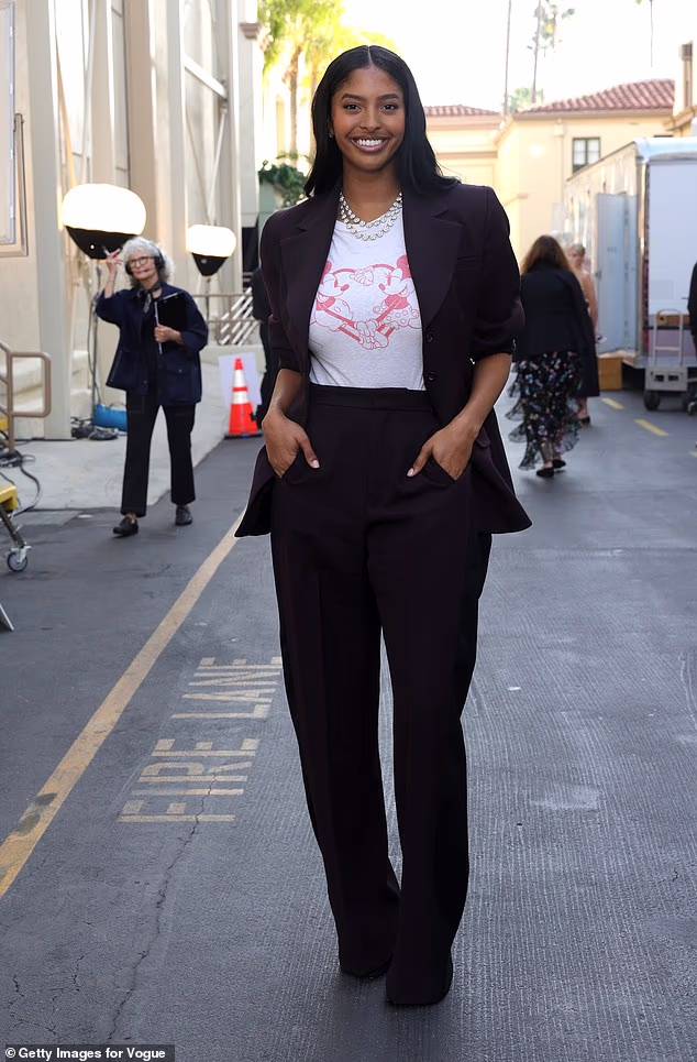 Kći pokojnog Kobea Bryanta, Natalia Bryant, nosila je grafičku majicu s crnim blejzerom i svečanim hlačama