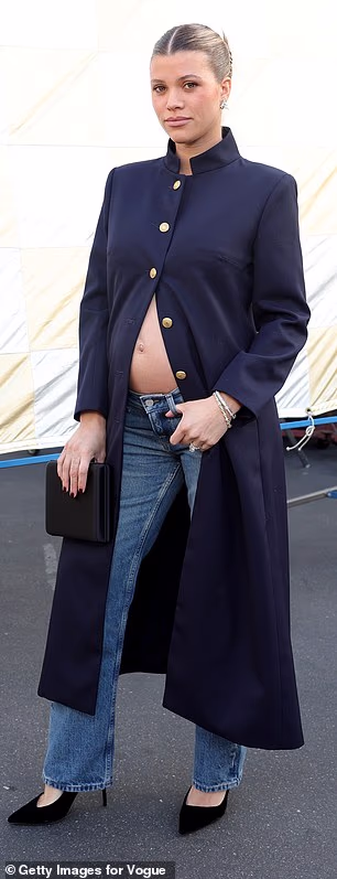 Kosa joj je bila zalizana u punđu