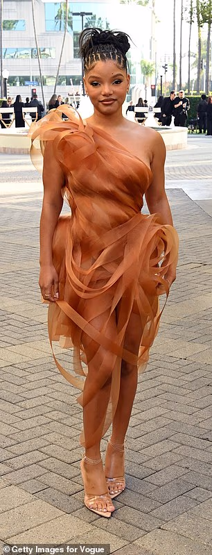 Halle Bailey, 25, bila je vizija u zlatnoj drapiranoj haljini