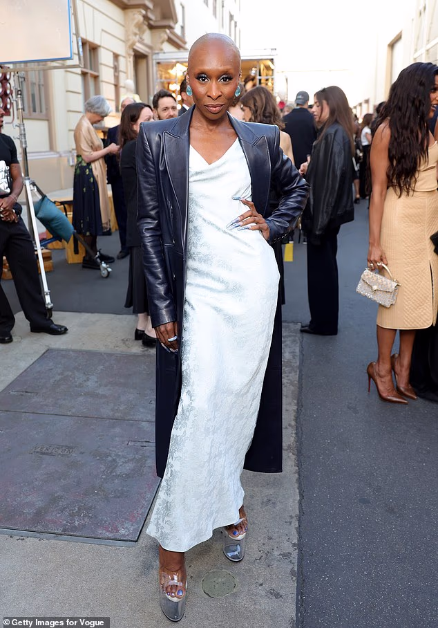 Cynthia Erivo (38) odabrala je blijedoplavu svilenu haljinu s dramatičnim crnim kožnim kaputom