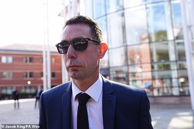 Coote ispred Prekršajnog suda u Nottinghamu 11. rujna, dan nakon što su objavljene vijesti o njegovom navodnom prijestupu