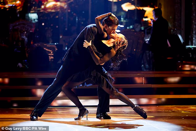 Priča se da je Nikitina i Amberina kemija podigla obrve nakon što je primijećen kako joj ljubi glavu na ulici nakon probe prošlog tjedna