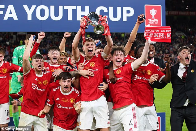 Bennett je bio kapetan momčadi Manchester Uniteda koja je osvojila svoj prvi FA Youth Cup u 11 godina 2022. - u momčadi u kojoj su bili Kobbie Mainoo i Alejandro Garnacho - na Old Traffordu