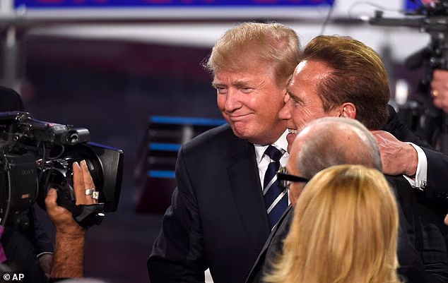 Trump i Schwarzenegger nakon CNN-ove republikanske predsjedničke debate u Predsjedničkoj knjižnici i muzeju Ronalda Reagana 16. rujna 2015. u Simi Valleyu u Kaliforniji