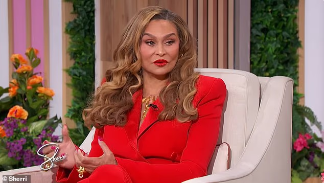 Bivša kozmetičarka je primijetila: 'Ona će reći, "Ne, to je ludo. Počni sve ispočetka." mi smo kao, "O Bože!" Čak i kad je smislila proizvode, poslala ih je natrag toliko puta. Bio sam kao, "O moj Bože, ne možemo joj ugoditi!" Ali ona samo želi najbolje'