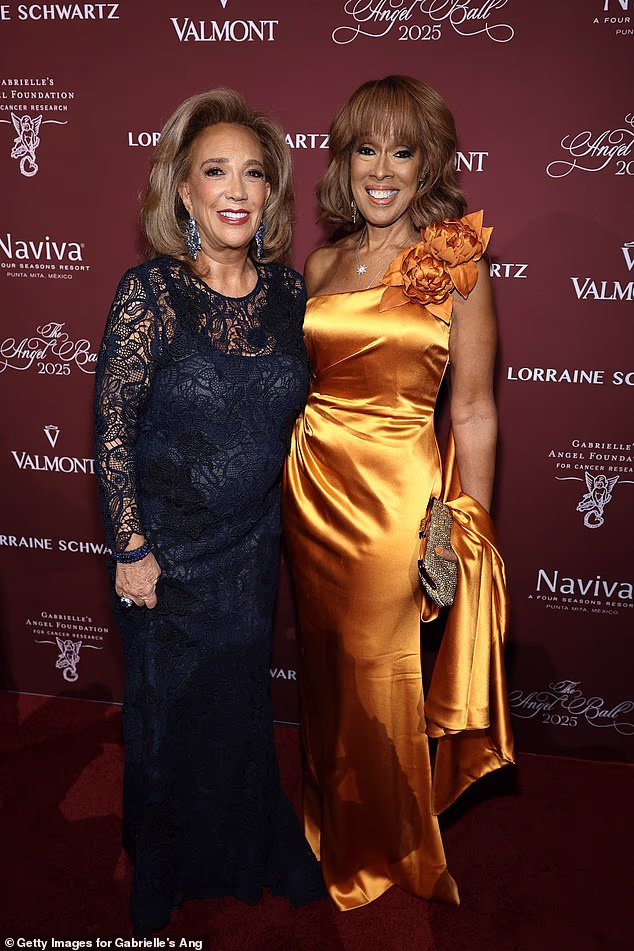 Žena sata - osnivačica Gabrielle's Angel Foundation Denise Rich - pozirala je na crvenom tepihu sa svojom odabranom voditeljicom, CBS-ovom voditeljicom koja je postala 'astronautkinja' Gayle King