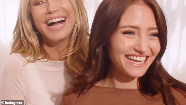 Par je pokazao svoje nevjerojatne figure dok su se zajedno pojavljivali u videu, s Heidi odjevenom u blijedo krem ​​džemper dok je Leni odabrala tamnosmeđu nijansu