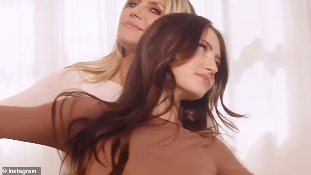 Leni je napisala objavu na Instagramu: 'Živim u ovim super mekim i udobnim @intimissimi košuljama! Moja nova kampanja s mojom mamom @heidiklum za kultne Ultralight košulje s kašmirom!'