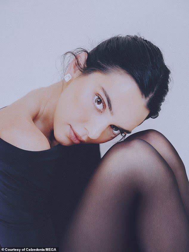 Manekenka i reality zvijezda pozirala je u prozirnim tajicama brenda od 17,99 GBP, Totally Invisible 20 Denier