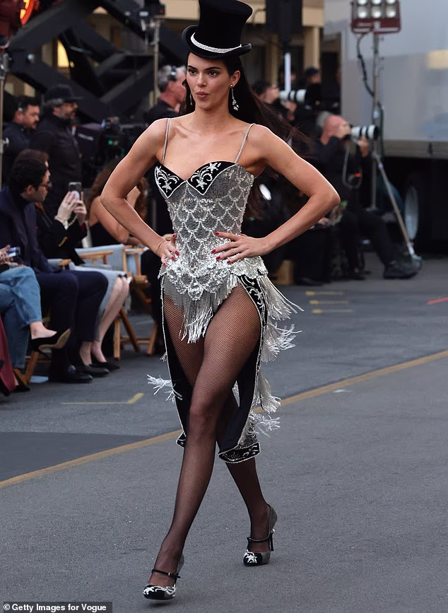 Kendall je postala puna glumačkog glama jer je nosila kultni Moulin Rouge kostim Nicole Kidman dok se šepurila modnom pistom za reviju Vogue World 2025. punu zvijezda