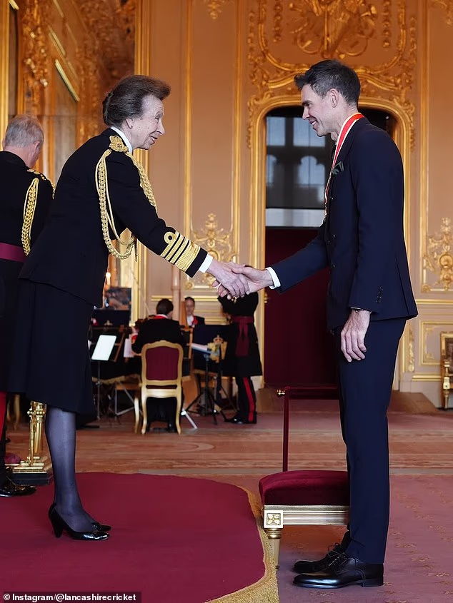 Anderson, vodeći engleski osvajač wicketa svih vremena, pognuo je glavu dok mu je kraljevska princeza u utorak ujutro uručila oznaku viteza prvostupnika