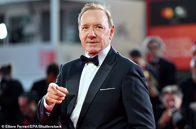 Spacey (66) je prethodno oslobođen u kaznenom postupku za nekoliko seksualnih prijestupa za koje su se teretila četvorica muškaraca između 2001. i 2013. Glumac je negirao sve optužbe za nedolično ponašanje i kaznena djela.