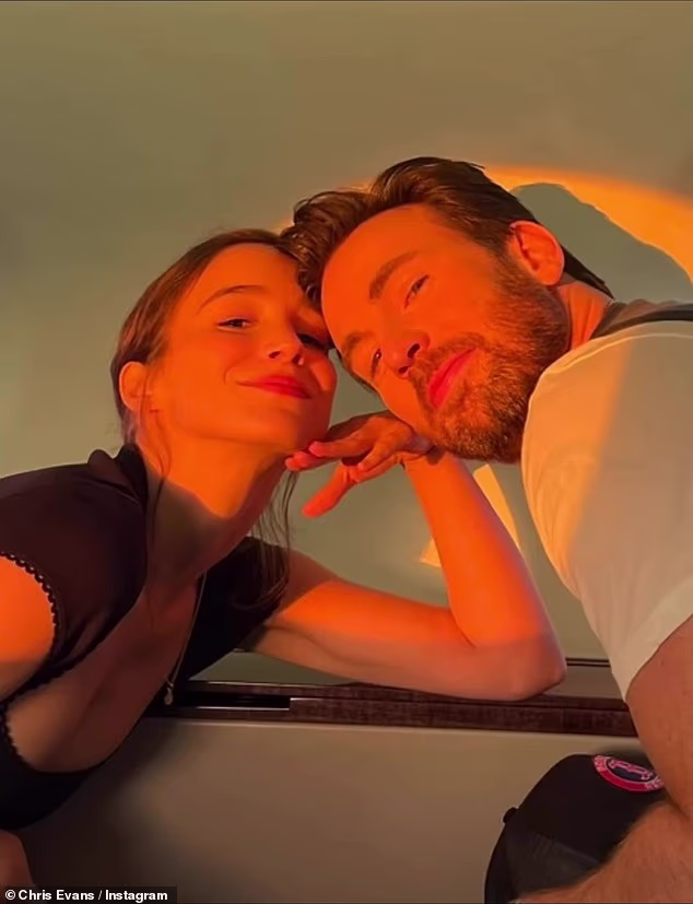 Prošle godine, zvijezda Kapetana Amerike rekla je za People da su bili rastrgani između 'puta šteneća' ili udomljavanja 'starijeg psa' kad su ih pitali o proširenju obitelji