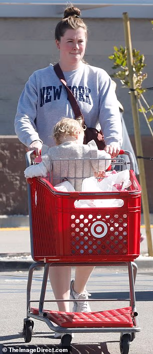 Ireland je bila sa svojom kćeri Holland, starom dvije godine, dok je nosila sivu njujoršku majicu s kratkim hlačama boje breskve koje su otkrivale njezinu tetovažu na nozi