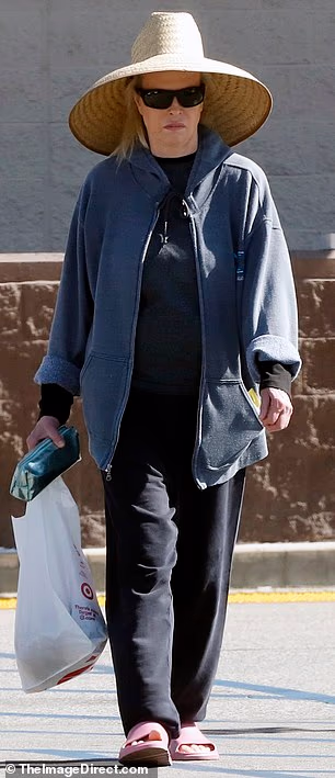 Ovdje se vidi mama kako drži vrećicu za kupovinu