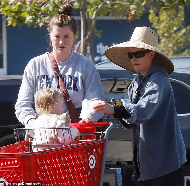 Njezina majka glumica od 9 i pol tjedana pokušala je proletjeti ispod radara u prevelikom tkanom šeširu s crnim sunčanim naočalama